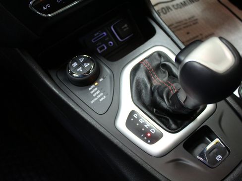 Used 2016 Jeep Cherokee Trailhawk w/ Comfort/Convenience Group image 18