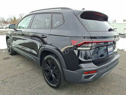 New 2026 Volkswagen Taos SE image 3