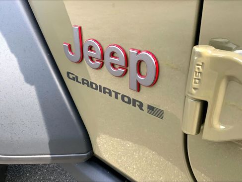 Used 2025 Jeep Gladiator Rubicon w/ Convenience Group AWD/4WD image 31