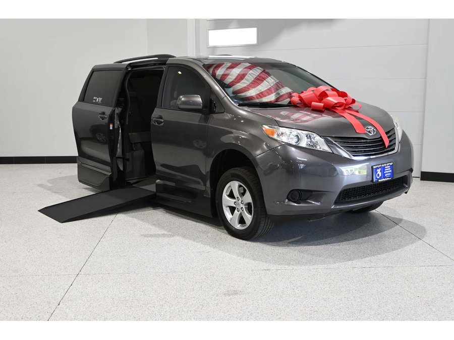 Used 2017 Toyota Sienna LE FWD image 2