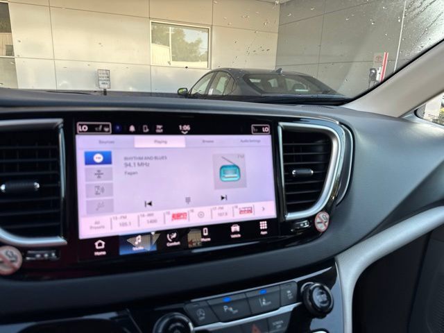 Used 2023 Chrysler Pacifica Touring-L FWD image 35