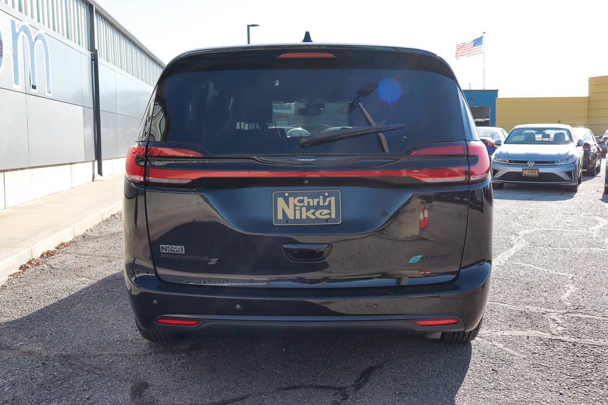Used 2022 Chrysler Pacifica Touring-L w/ Uconnect Theater Family Group FWD image 5
