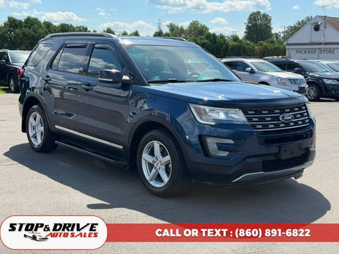 Used 2017 Ford Explorer XLT w/ Equipment Group 202A AWD/4WD image 3