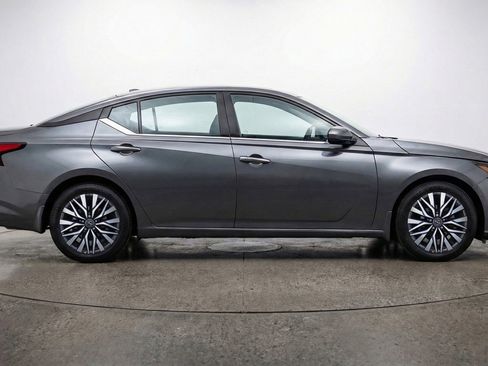 Used 2025 Nissan Altima 2.5 SV image 11