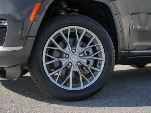 Used 2025 Jeep Grand Cherokee L Summit w/ Advanced Protech Group IV AWD/4WD image 5