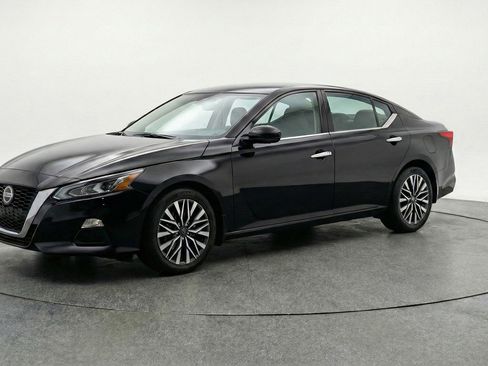 Used 2025 Nissan Altima 2.5 SV FWD image 3