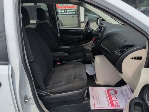 Used 2019 Dodge Grand Caravan SE w/ UConnect Hands-Free Group FWD image 11