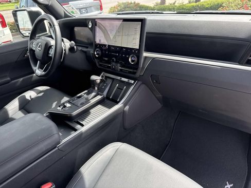 Used 2025 Lexus GX 550 w/ Cold Area Package AWD/4WD image 13