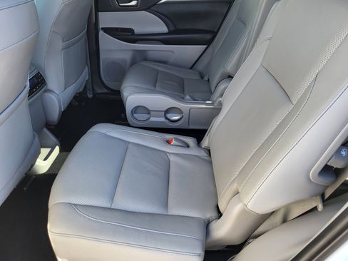 Used 2019 Toyota Highlander Limited Platinum image 17