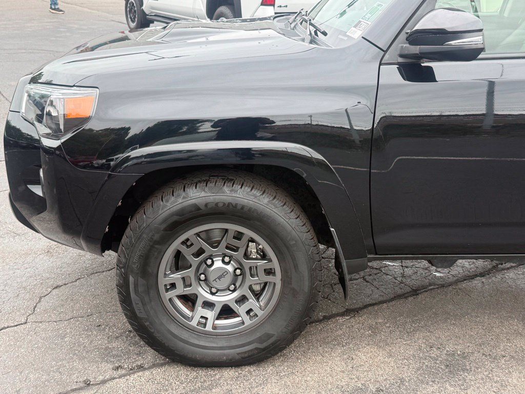 Certified 2020 Toyota 4Runner Venture w/ Moonroof Package AWD/4WD image 2