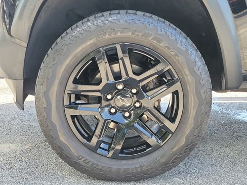 Used 2023 Chevrolet Colorado Trail Boss w/ Technology Package AWD/4WD image 9