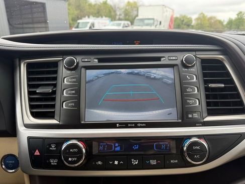Used 2017 Toyota Highlander XLE AWD/4WD image 24