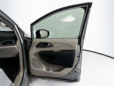 Used 2024 Chrysler Pacifica Touring-L image 33