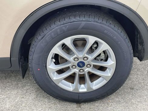 Certified 2020 Ford Escape SE image 9