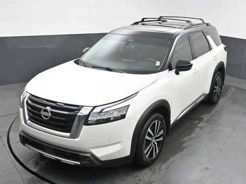 Used 2024 Nissan Pathfinder Platinum image 35