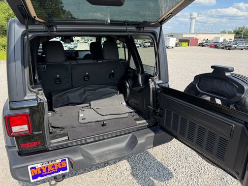Used 2025 Jeep Wrangler Unlimited Sport AWD/4WD image 13
