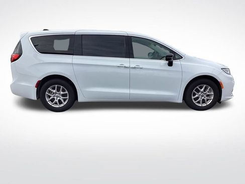 Used 2024 Chrysler Pacifica Touring-L image 9