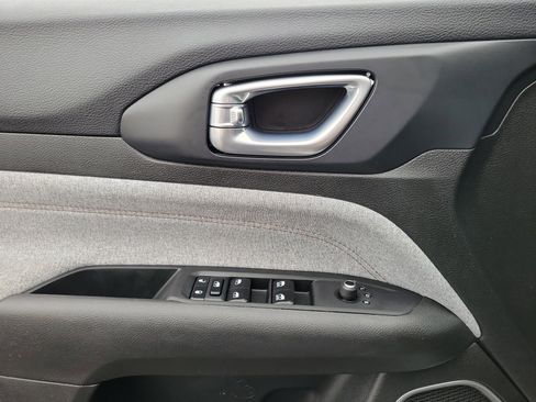 Used 2023 Jeep Compass Latitude image 17