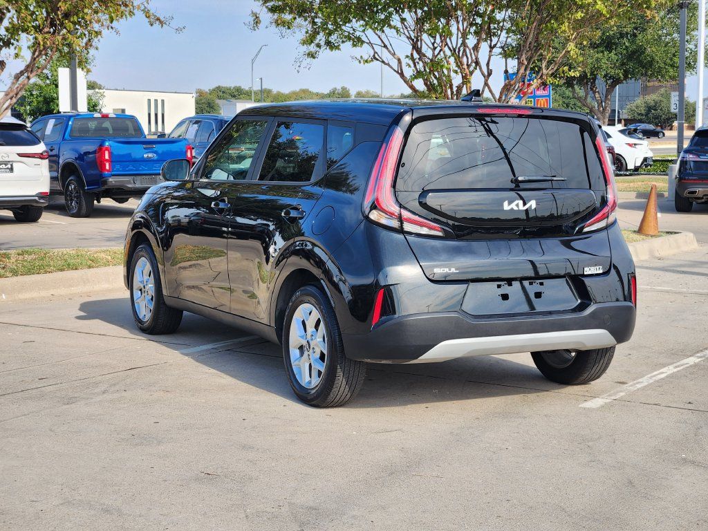 Used 2025 Kia Soul LX w/ LX Technology Package FWD image 3