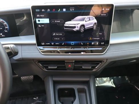 Used 2025 Volkswagen Tiguan SE FWD image 33