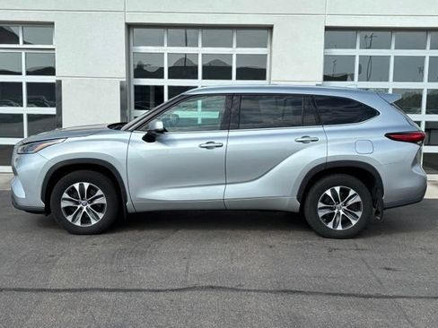 Used 2021 Toyota Highlander XLE AWD/4WD image 3