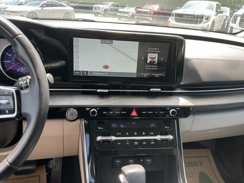 Used 2024 Kia Carnival EX FWD image 22