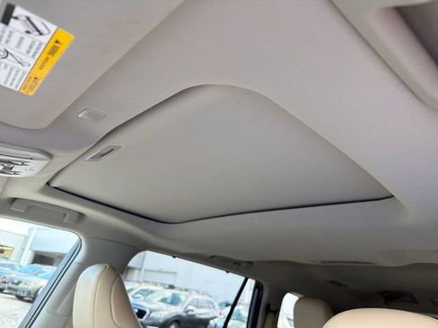 Used 2022 Toyota Highlander XLE AWD/4WD image 16