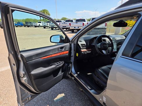 Used 2010 Subaru Outback 2.5i Limited AWD/4WD image 11