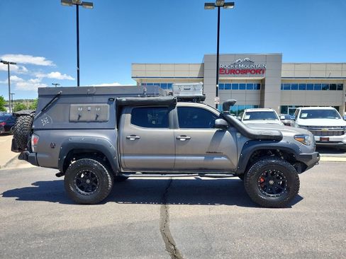 Used 2016 Toyota Tacoma TRD Off-Road w/ Premium & Technology Package AWD/4WD image 3