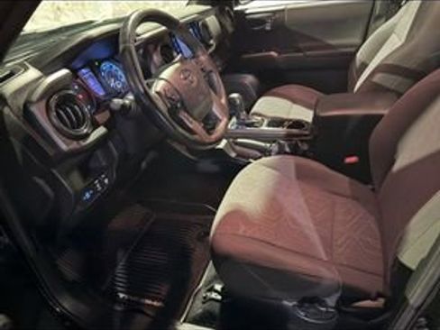 Used 2017 Toyota Tacoma TRD Sport w/ Tow Package (A/T) image 15