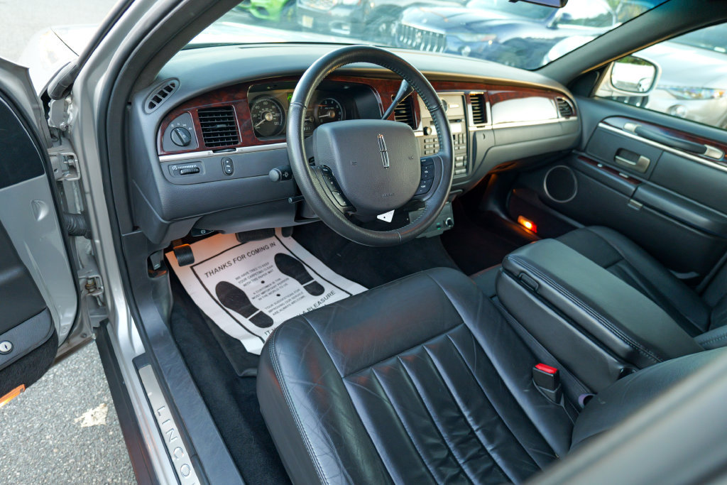 Used 2008 Lincoln Town Car Executive RWD image 19