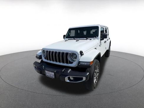 Used 2025 Jeep Wrangler Unlimited Sahara AWD/4WD image 7