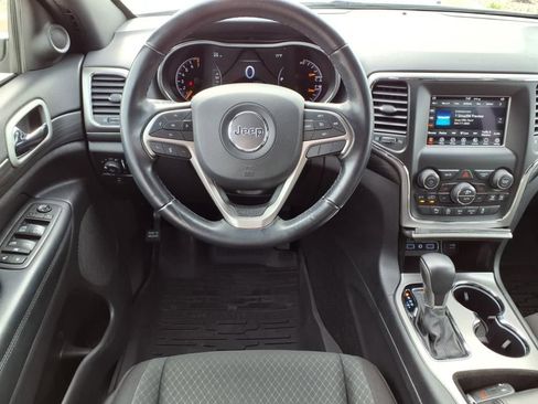 Used 2021 Jeep Grand Cherokee Laredo image 3