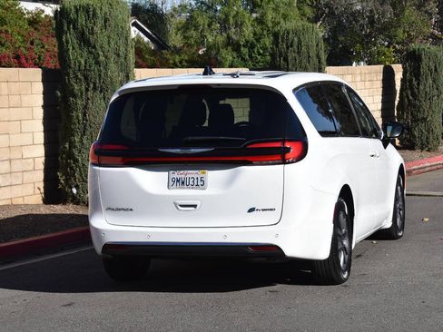 Used 2024 Chrysler Pacifica Limited FWD image 36