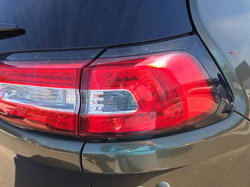 Used 2016 Jeep Cherokee Latitude w/ Cold Weather Group image 11