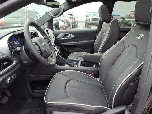 New 2026 Chrysler Pacifica Limited w/ S Appearance Package FWD image 13