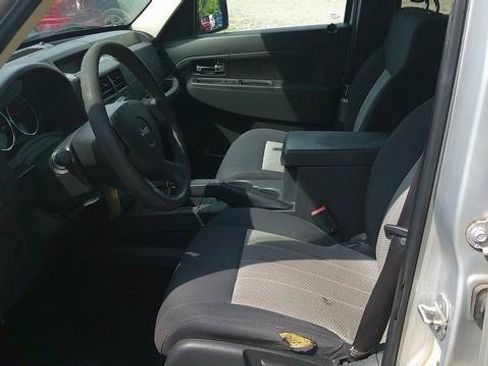Used 2010 Jeep Liberty Sport w/ Popular Equipment Group AWD/4WD image 5