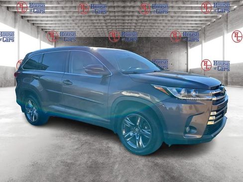 Used 2017 Toyota Highlander Limited Platinum image 3