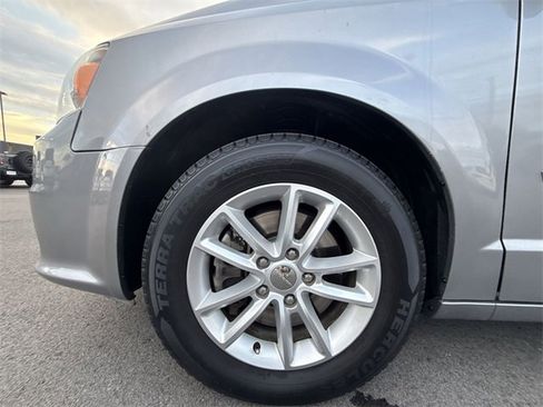 Used 2016 Dodge Grand Caravan SXT image 10