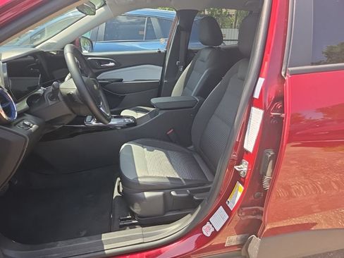 Used 2025 Chevrolet Trax LT w/ LT Convenience Package FWD image 3