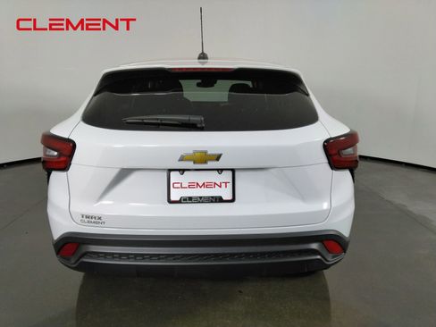 Used 2024 Chevrolet Trax LS FWD image 2