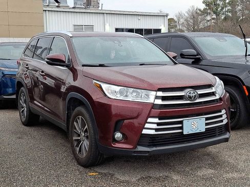 Used 2019 Toyota Highlander XLE image 2