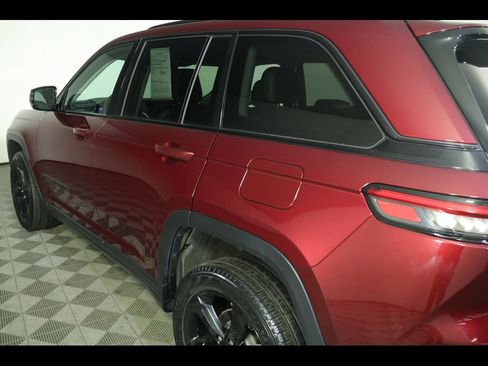 Used 2023 Jeep Grand Cherokee Limited w/ Black Appearance Package image 17