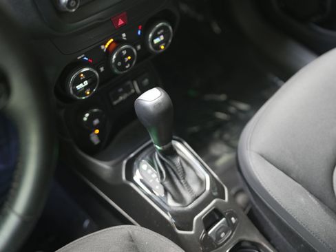 Used 2016 Jeep Renegade Latitude image 16