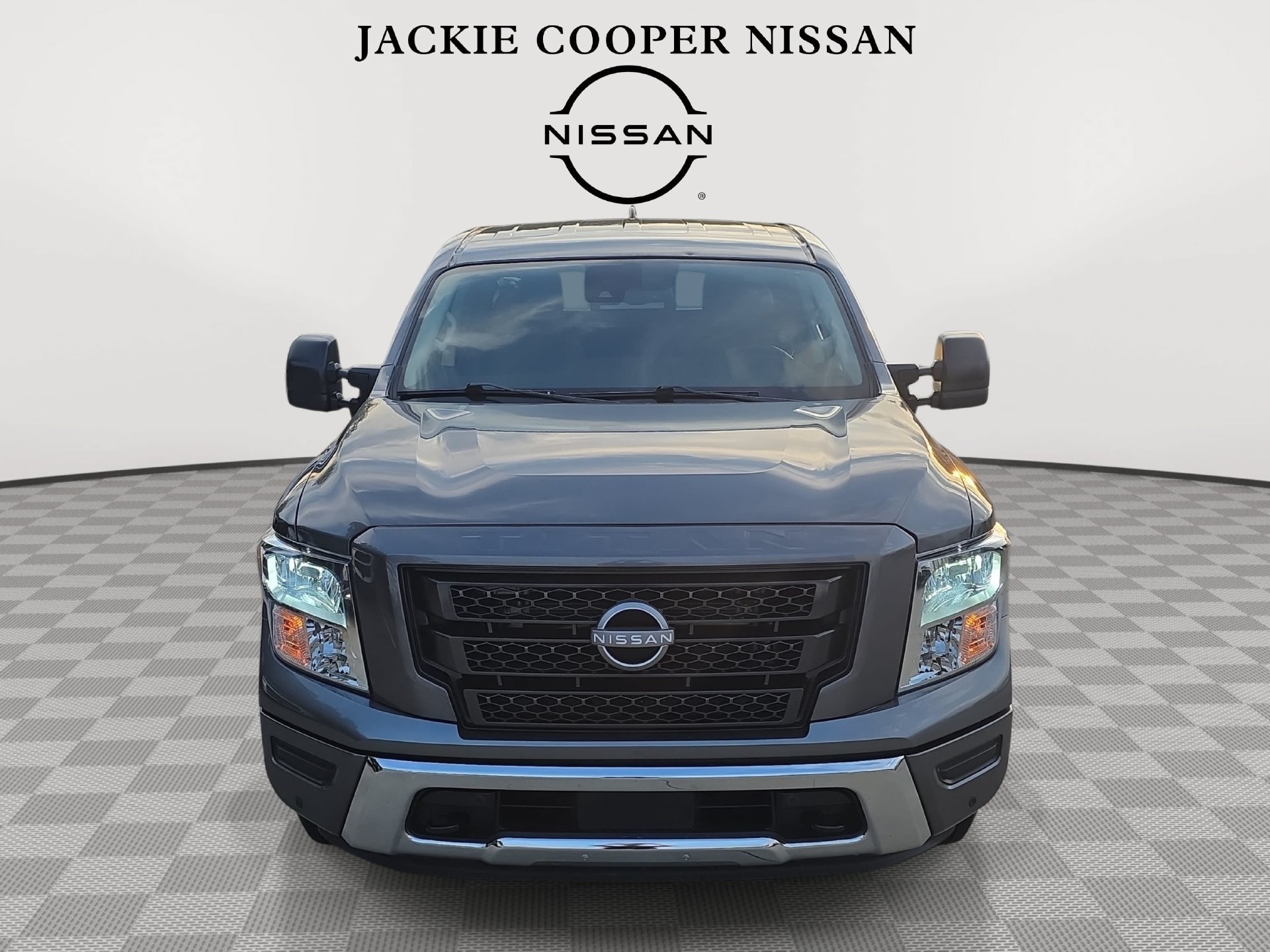 Used 2023 Nissan Titan SV w/ SV Convenience Package RWD image 2