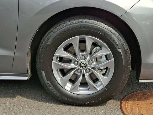 Used 2026 Toyota Sienna XLE FWD image 8