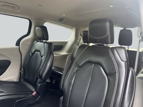 Used 2024 Chrysler Pacifica Touring-L FWD image 30