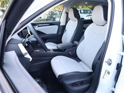 New 2025 Volkswagen Tiguan SE image 8