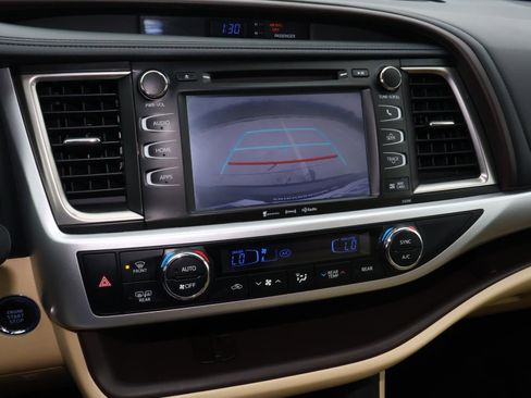 Used 2019 Toyota Highlander XLE image 30