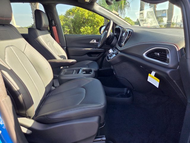 New 2027 Chrysler Pacifica Select FWD image 19